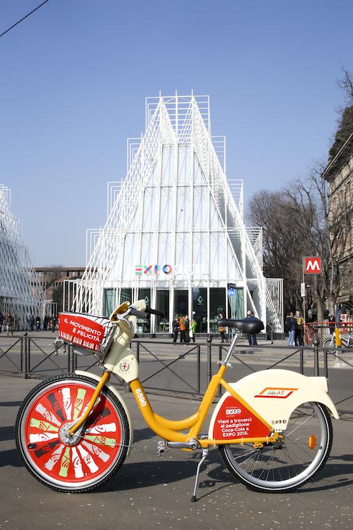 Expo2015Milano's tweet photo. A Milano, 2.000 nuove #BikeMi, in circa 10 stazioni di bike sharing, per #Expo2015 con @CocaColaITA http://t.co/anspvAyFg8