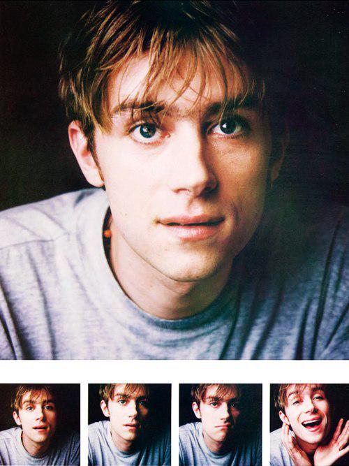 Damon Albarn (23.03.1968)
Happy Birthday,dear.
 Blur Song 2 