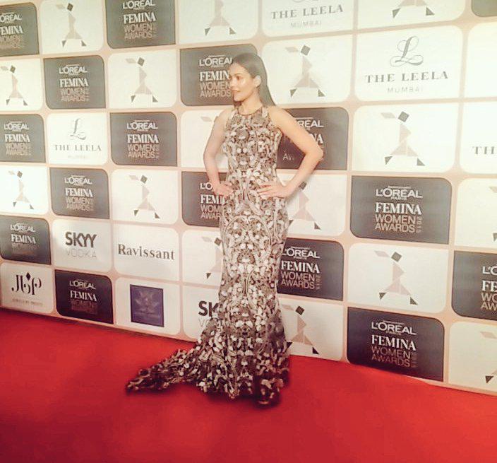 GJ_PDN's tweet photo. Check @TwitterIndia @TwitterWomen
The flawless @Iamwaluscha graces the red carpet at  #LPFWA2015 #Mumbai #India http://t.co/zC6tHhmxMI