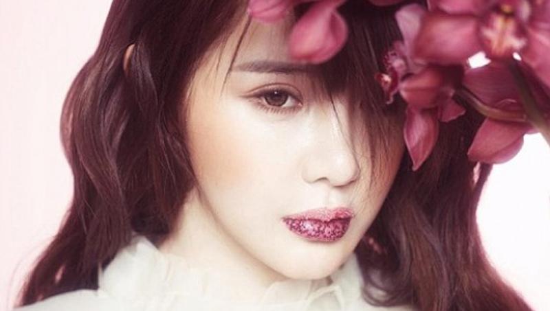 allkpop's tweet photo. Happy birthday to 2NE1's Park Bom! #박봄hasbloomed 
http://t.co/Jt6zqtAxiX http://t.co/7Cm9To9MMM