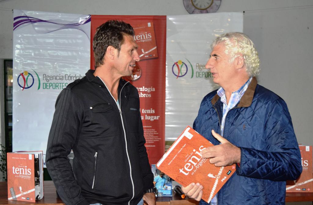 En #RíoCuarto, Eduardo Puppo presentó su libro “Historia del tenis en Argentina” <a href="/puppotenis/">Eᴅᴜᴀʀᴅᴏ Pᴜᴘᴘᴏ</a> <a href="/LibroTenisArg/">HistoriaTenisArg</a> #Tenis