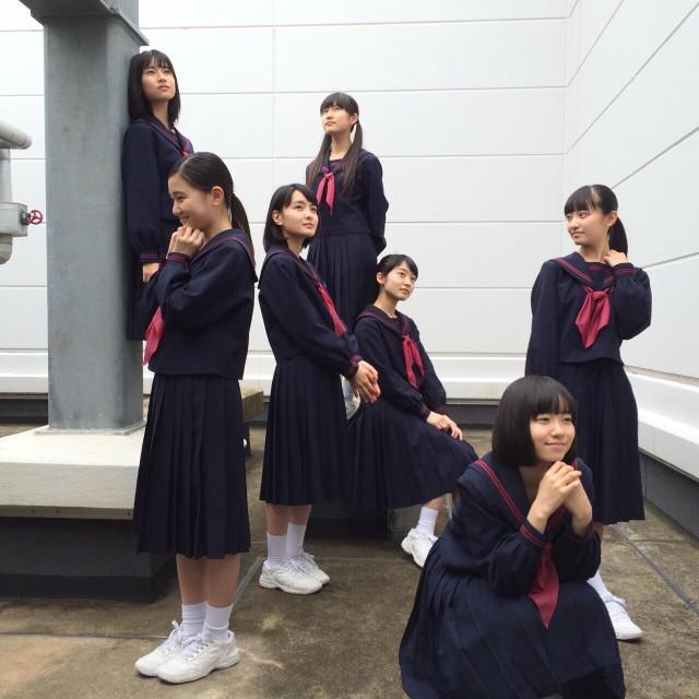 西田藍 わわわ なんてリアルな中学生制服なの このリアルさは貴重 白ソックスに白スニーカー 校則 懐かしいね Http T Co Dhexm30pkm