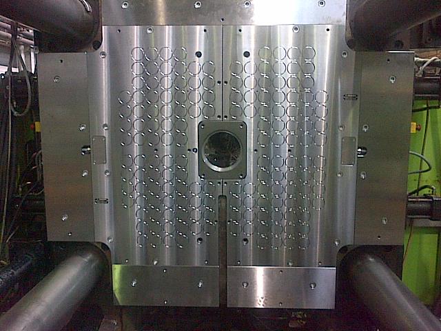 installation d un plateau de 37 mm d épais,  tout acier sur presse Engel , pour les  60 ans de @MecaplastGroup