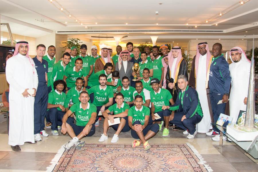 صور أستقبال الأمير الوليد بن طلال للاعبي #الأهلي ويكافئهم على تحقيق كأس ولي العهد.
