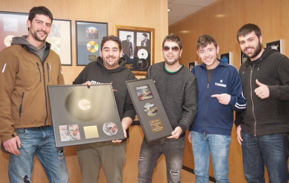 Els <a href="/txarango/">Gemma</a> assoleixen dos discos d'or per «Som riu» i «Benvinguts al llarg viatge» naciodigital.cat/elripolles/not…