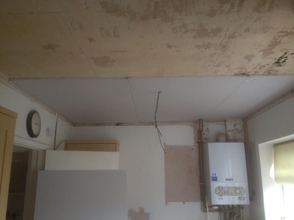 Teammaintain82's tweet photo. New ceiling going up in old house today #refurbs #building #maintenance http://t.co/m8Wqnk2rgW