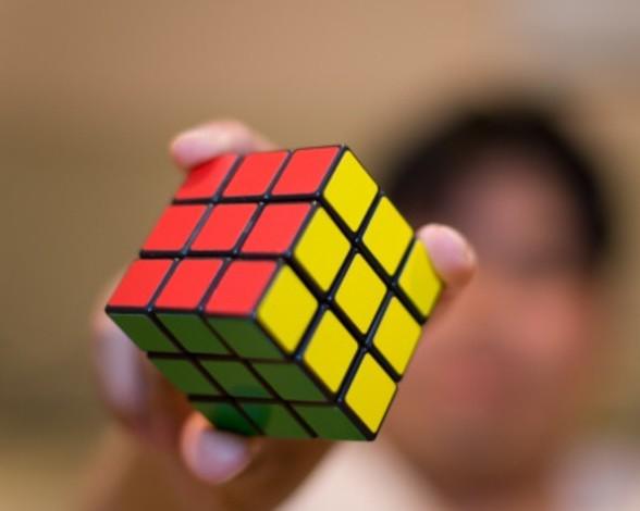 _Javier_Flores's tweet photo. Cubo de Rubik, lámparas de lava, disco de Euler... Juguetes con muuucha ciencia detrás: http://t.co/a7QMDqG1R0 http://t.co/R74JHJdDl3