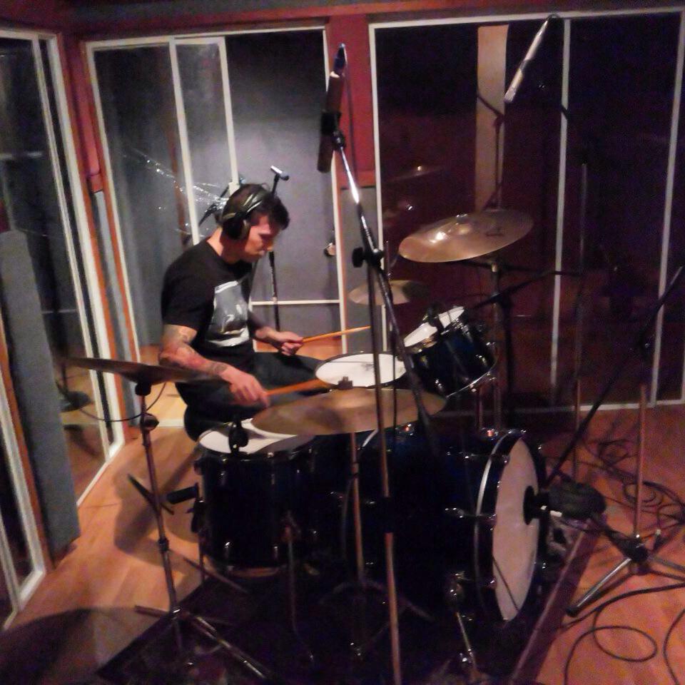 OsAlmirantes's tweet photo. Hoy arrancamos con la grabación de nuestro segundo Álbum Cristiano, séptima producción #OsAlmirantes #LosChispines http://t.co/hzGOD5zVc9
