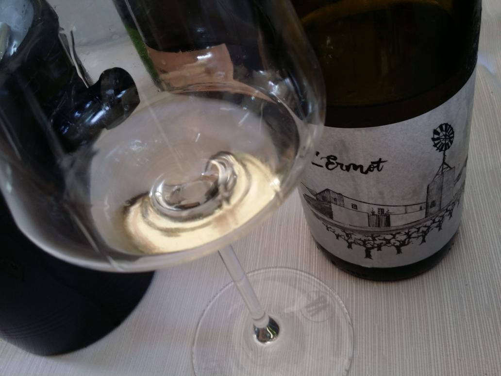 Vinificats's tweet photo. Gràcies Toni Carbó de @cellermascandi i #LaSalada Amb ell hem descobert L'Ermot i Les Forques Obres d'art! #vitis15 💃 http://t.co/VdGhm24Agk