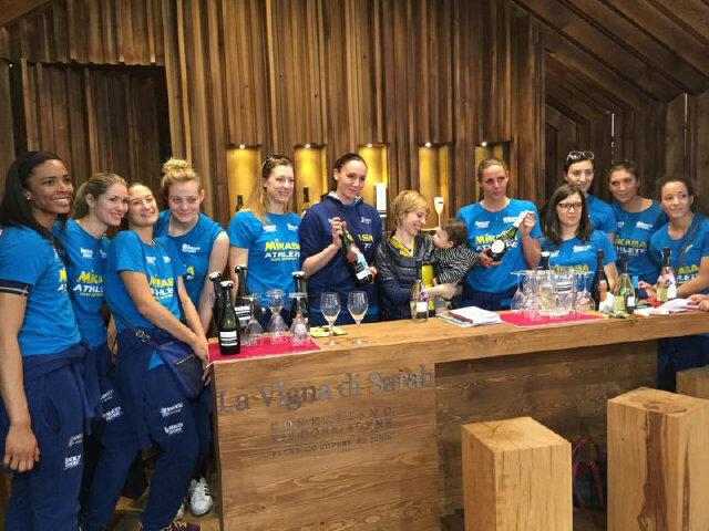 CSparvoli's tweet image. #vinitaly2015 L'Imoco Volley Conegliano nello stand Vigna di Sarah nel lungo tour del Vinitaly