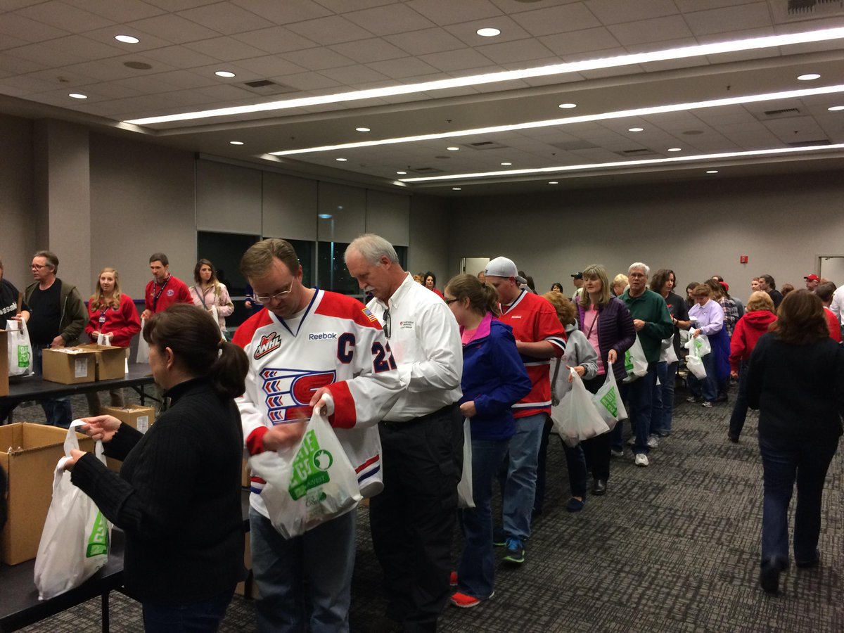 2HarvestINW's tweet photo. At Friday's game @chiefshockey and @Thrivent packed 1200 Bite 2 Go kits to help feed hungry school kids! #bite2go http://t.co/gfusEUHr0S