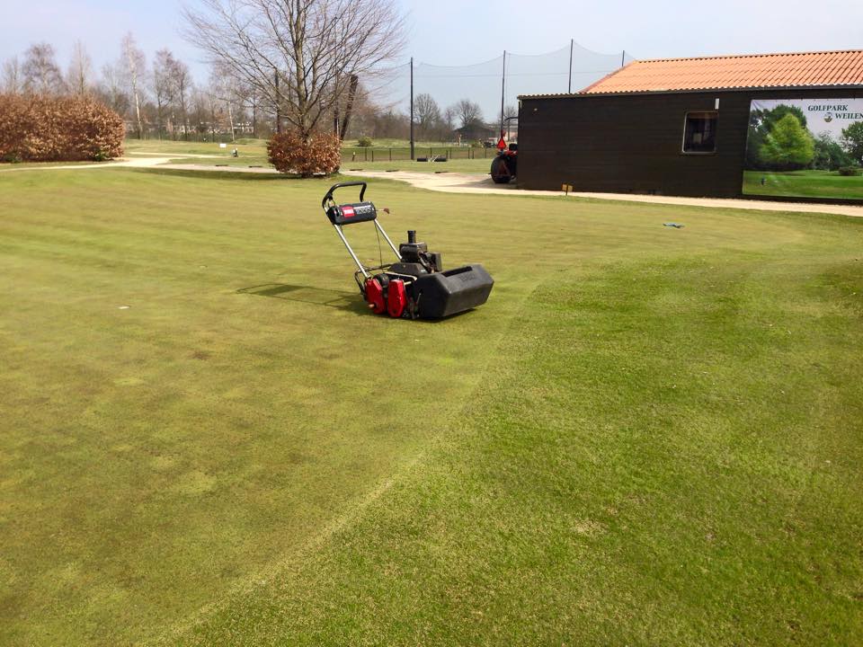 weilenseind's tweet photo. Greens weer gemaaid. Voorbereidingen seizoensopening in volle gang. #greenkeeping #ngf #waarkanikgolfen http://t.co/RVN9tG5ap4