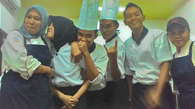 dedezhaenall's tweet image. Gokil-gokilan bareng at Kitchen Departmnt with @anggit_kameri @AngeLatumeten