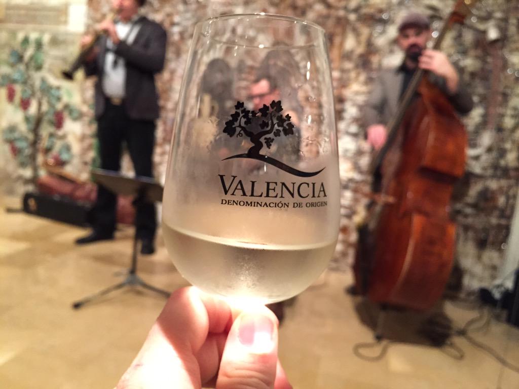 Música en directo y degustación de nuestros vinos para acabar la jornada #dovalencia #vinosvalencia