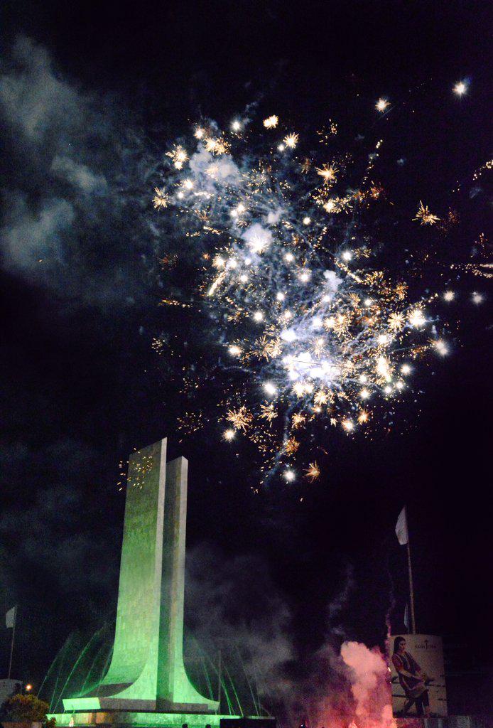 asimjofa's tweet photo. #GreenPakistan fireworks display at 2 talwar clifton.... #PakistanDay #23rdMarch http://t.co/n5Uzg34FnK