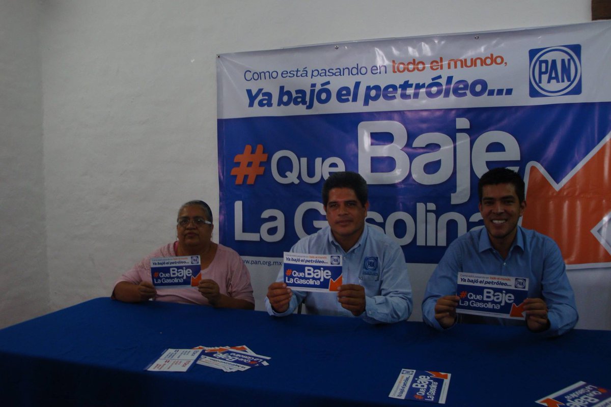 PAN_Cuernavaca's tweet photo. Rueda de prensa con el tema: #QueBajelaGasolina.
"Es urgente la reactivación de la economía de nuestro país" http://t.co/2O2Tl74jpe