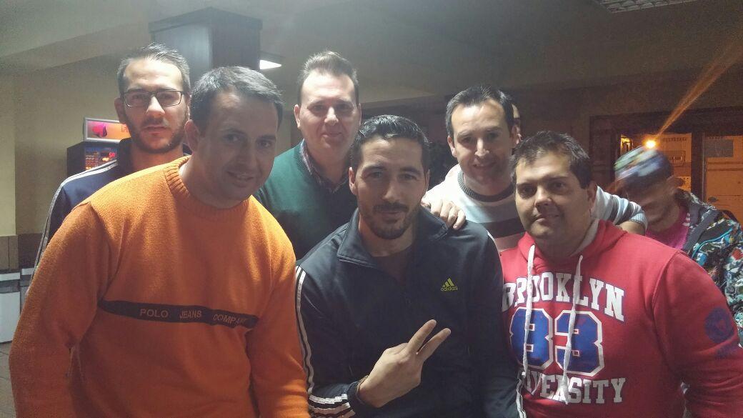abrahammarin9's tweet photo. Viendo el clasico @melli_jorge @agnieszkagry81 @ramoncofrade @adrianmoraperez #Capelo y la fotografa @Jessica25Lopez http://t.co/0KtFNJ5mEs