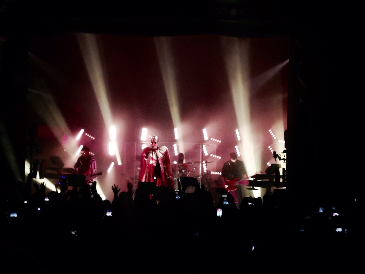 superiormag's tweet image. Having a good time with the #kingsofsuburbia @tokiohotel keep on rocking boys!!! who else is there with us? :)