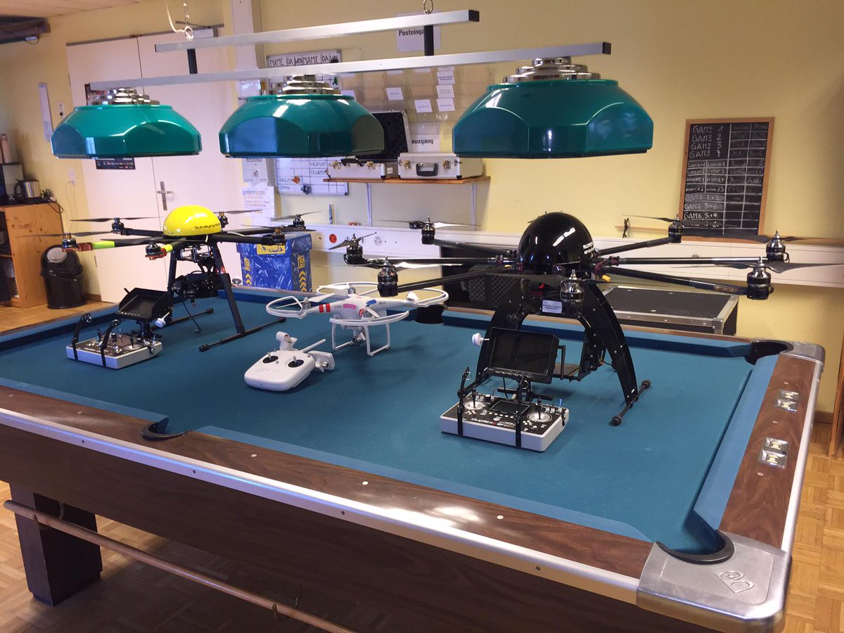 Multifly_ch's tweet image. Fertig lachen für die (süsse) DJI neben den grossen Brüdern (Eagle V2) und des (Surveyng Robot) Arbeitsdrohnen ☺