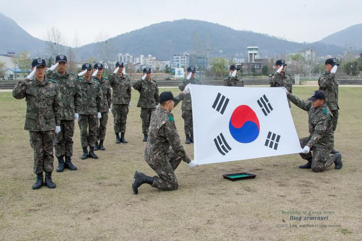 ROK_Army's tweet photo. 엄정한 군기는
반듯한 군 기본자세에서 나온답니다.

육군 제39보병사단의 '충무 제식 경연대회'
보러 go go ▶ http://t.co/p4QFnKCBWv
# 이등병 눈빛이 살아있네요!! ^^ http://t.co/UGLX4zJkqa