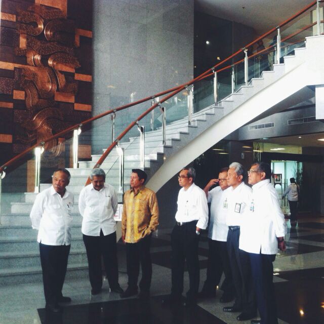 KemenPU's tweet photo. Menteri Basuki beserta para pejabat eselon I menunggu kedatangan Wapres di lobby gd utama Kementerian PUPR @Pak_JK http://t.co/6piNS8dfvj