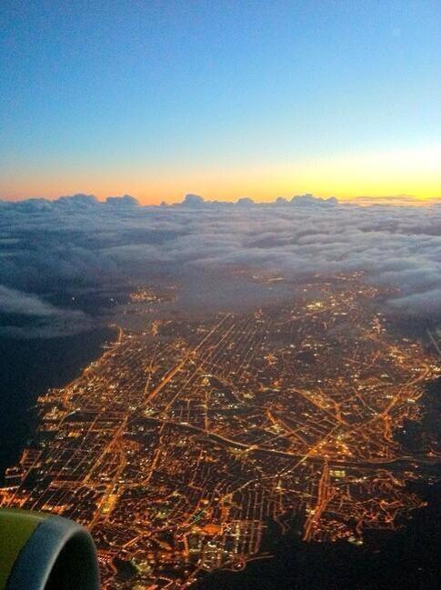 癒しの風景 A Twitter 飛行機からのバルセロナ 下はまだ夜 Http T Co 4mzvm5giyw
