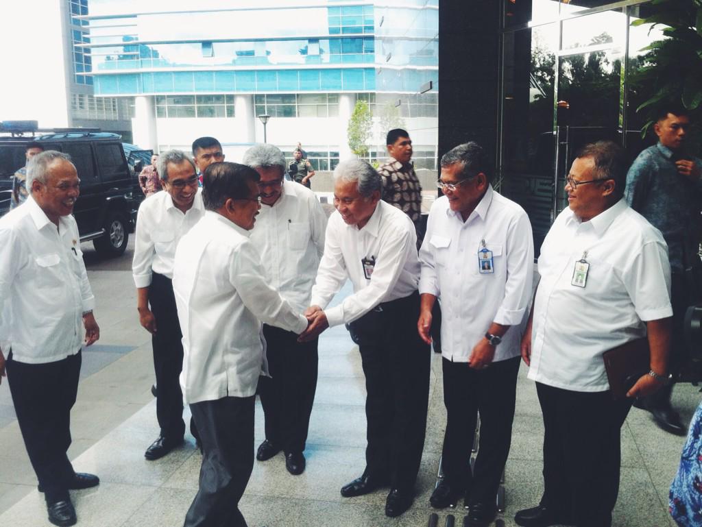 KemenPU's tweet photo. Menteri Basuki ikuti Wapres @Pak_JK salami pejabat eselon I Kementerian PUPR http://t.co/QdjGZlu9qU