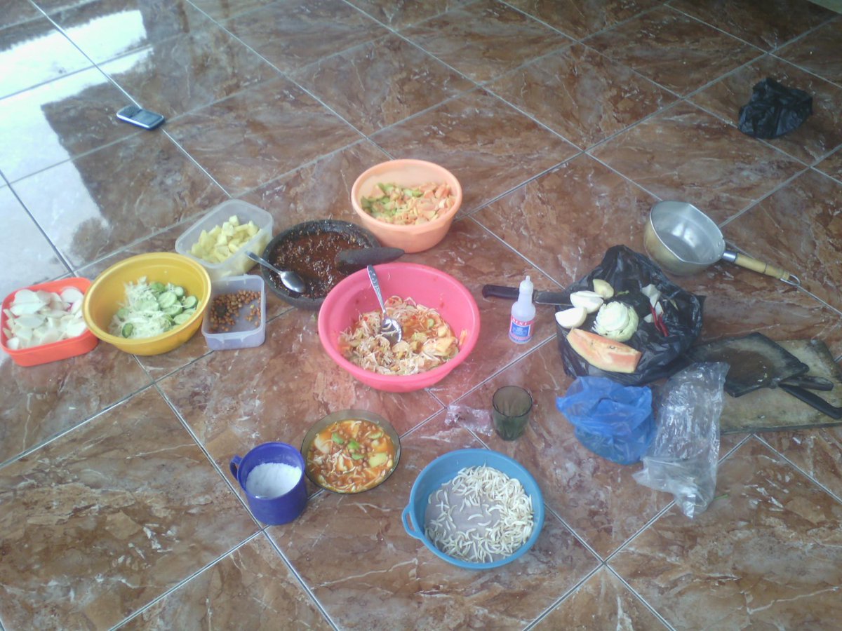 yosy_yln's tweet photo. bikin asinan sekalian bikin rujak :D mantap :p hahahah with @rimanest @puspaputriintan and nabilah putri ayu http://t.co/3LbARyAdpL