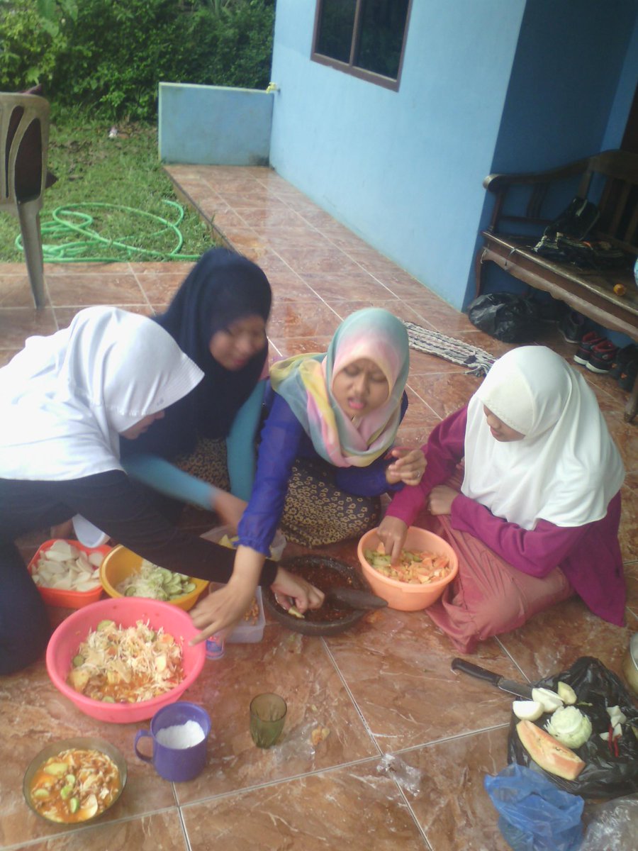 yosy_yln's tweet photo. bikin asinan sekalian bikin rujak :D mantap :p hahahah with @rimanest @puspaputriintan and nabilah putri ayu http://t.co/9f8k99lBYI
