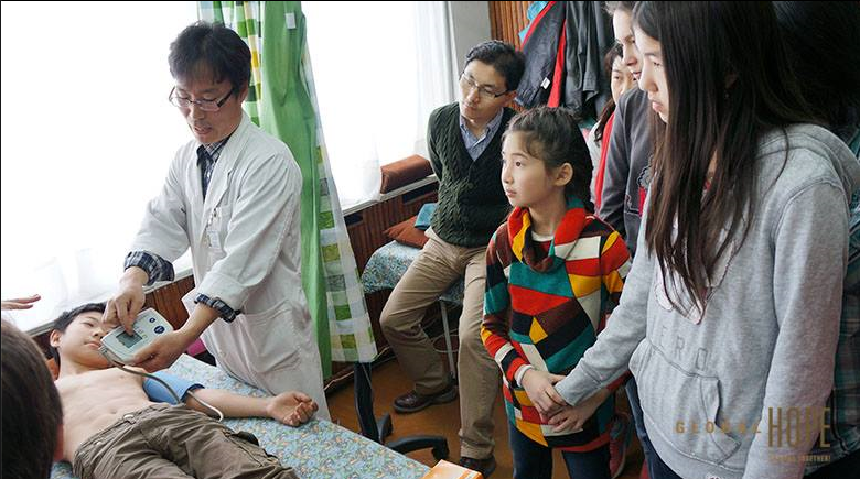 "키르기스스탄 아이들의 한의원 방문기"
길고 가는 침을 처음 본 아이들은 무서움에 덜덜 떨었습니다. 한의학을 보고 배우며, 생소하게만 느꼈던 한의사라는 직업을 알게 되었고 자신의 미래를 그려봅니다.