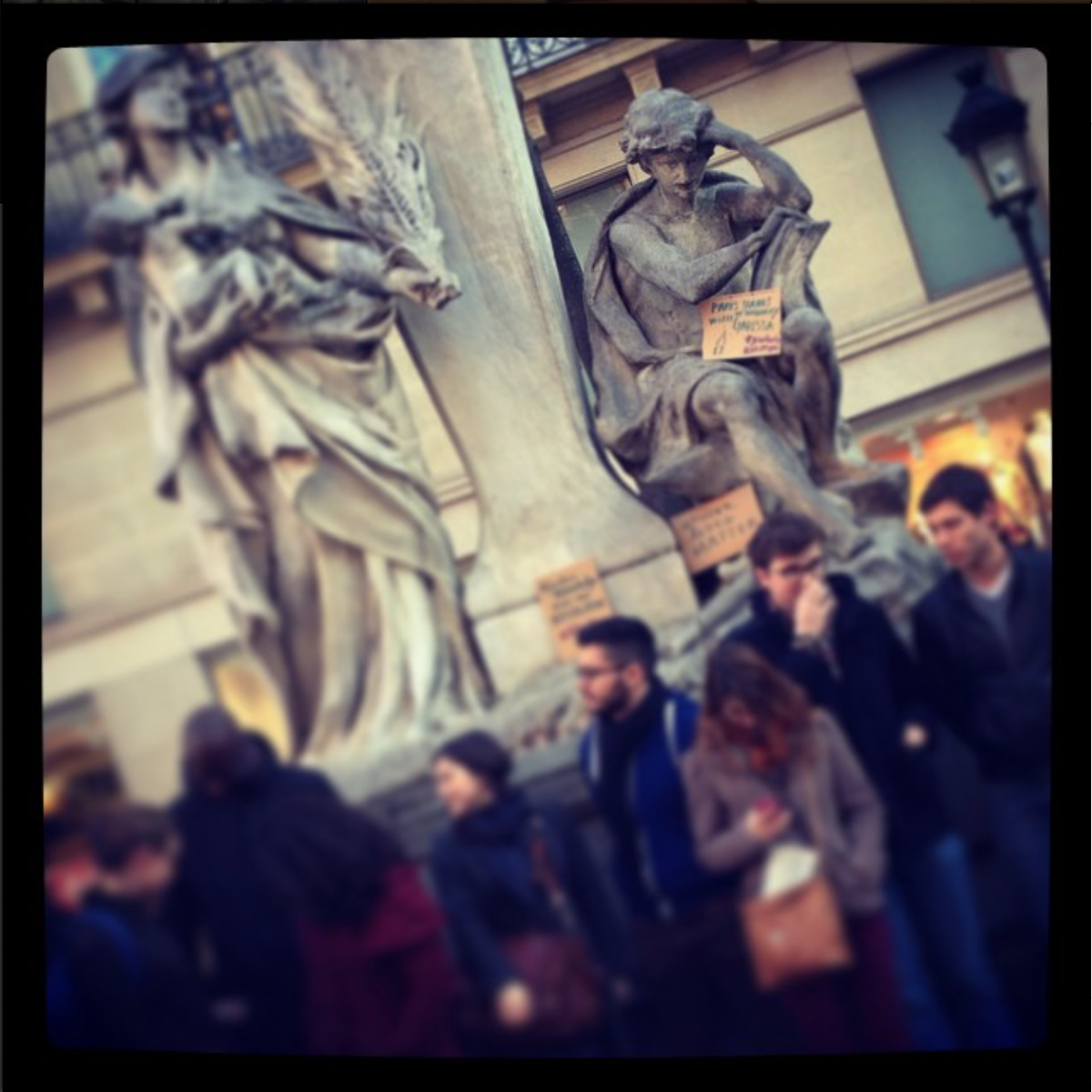 ParisWithKenya's tweet photo. Rdv à 13h jeudi Place de la Sorbonne : un livre à la main et la résistance au coeur #ParisWithKenya #9A http://t.co/Lm3joRCM5r