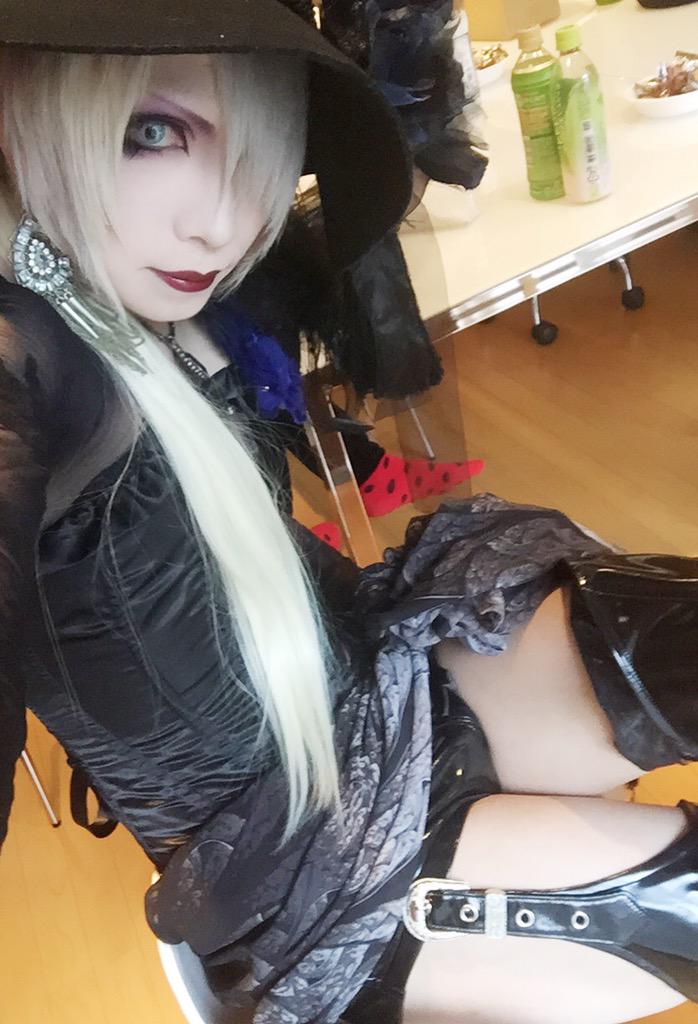 Initial_L_yuuki's tweet photo. ねぇもっと汚い声で啼いてくれない？

僕が満足できるまでやめてあげないから。

今日はこのメス豚の調教をしました。

と言うのは嘘で、とある収録でした。 http://t.co/NIh2QmX7Nk