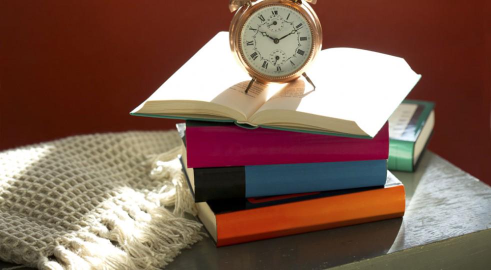 Читает книгу. Читает книгу. Тумбочка для книг. Девушка с книгой. Найти время для чтения книг.