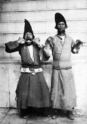 PicAndHistory's tweet photo. #تصویر ی از #ملیجک ها و #دلقک های دوره‌ی #قاجار http://t.co/hiceMyKSkt