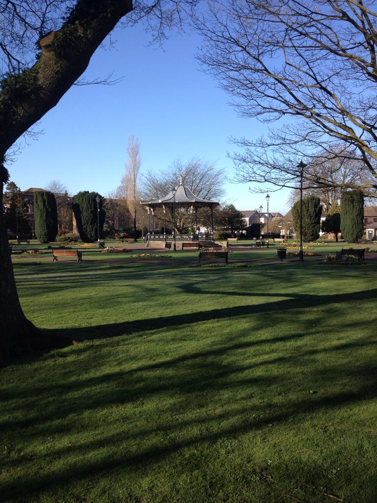 garmogs's tweet image. Beautiful walk through Victoria gardens #neath on the way to work #NoFilter