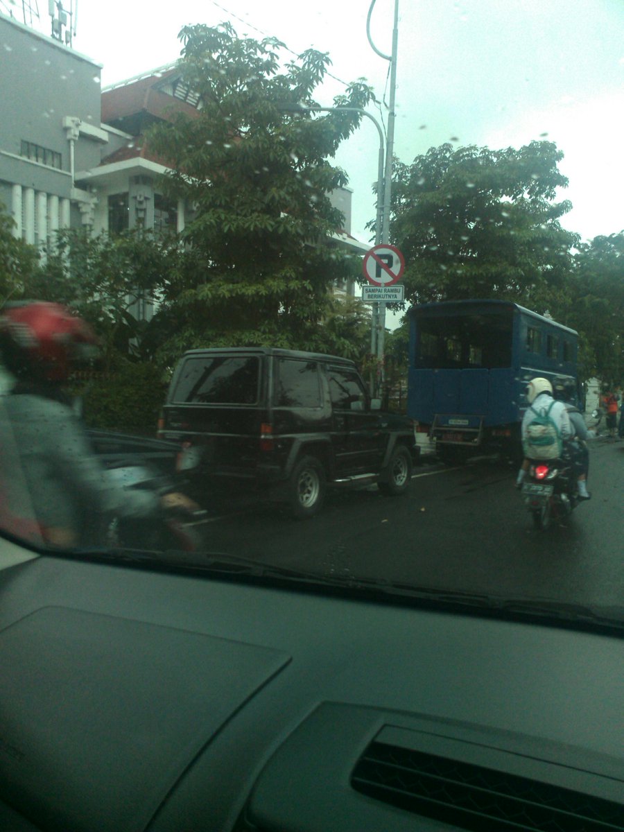 Dilarang parkir kecuali plat merah d samping kantor satpol PP
CC: <a href="/e100ss/">Radio Suara Surabaya</a>