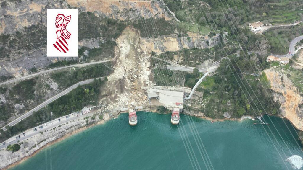 GVA112's tweet photo. Imagen aérea del deslizamiento de tierra y rocas en Cortes de Pallás http://t.co/b6bbOKGr0M