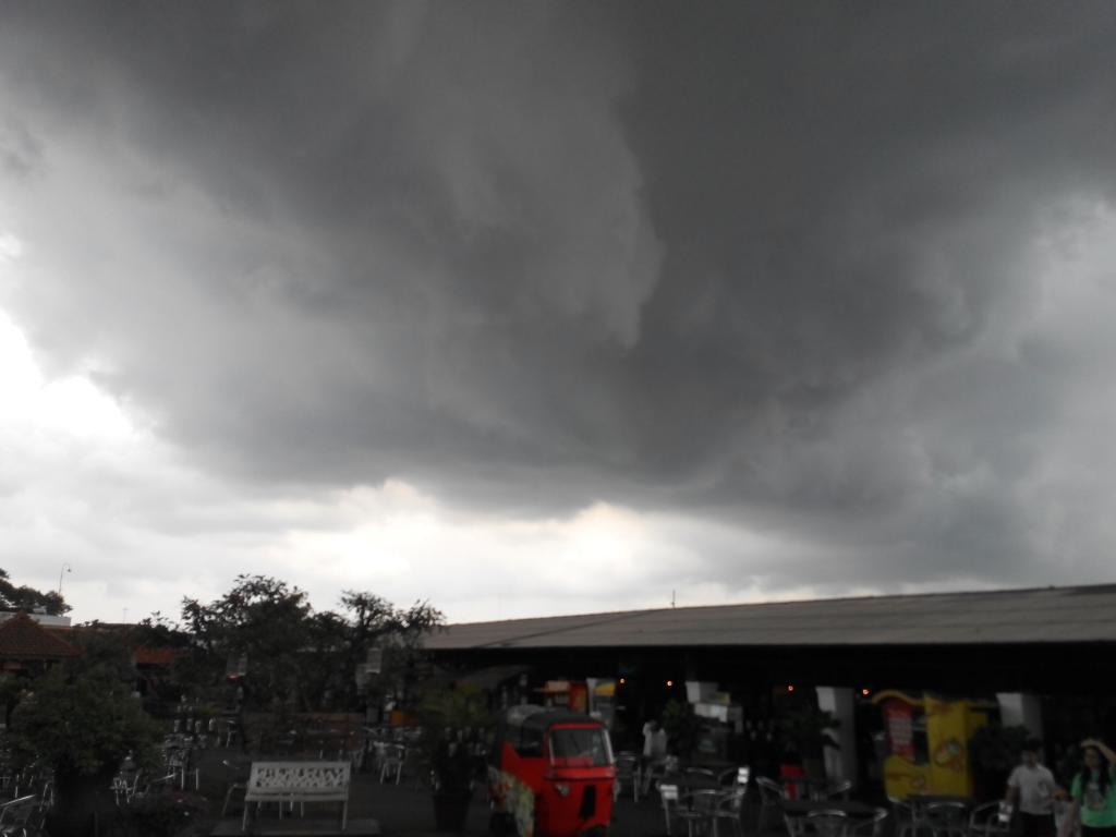 ewink_baix's tweet photo. @infobandung ngeri langit diatas paskal food market sesaat sebelum hujan dan angin besar...MashaAllah http://t.co/2kGkLaMYx4
