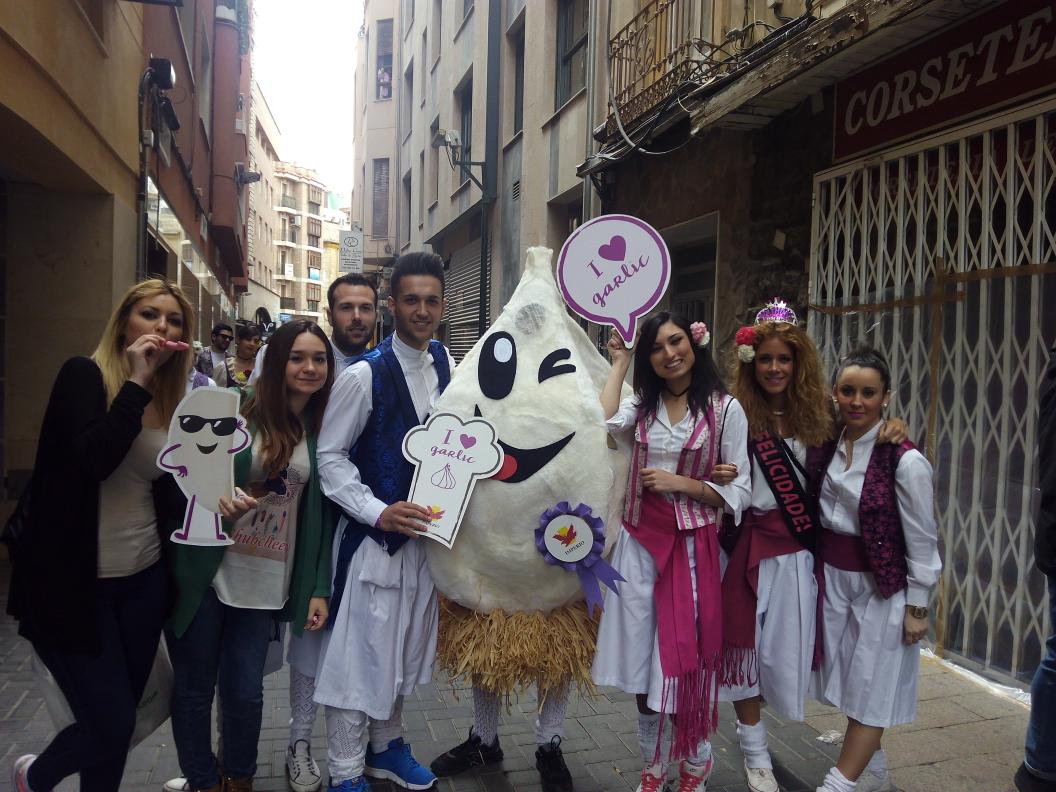 23MariaRuiz's tweet photo. A falta de las patatas ,ya tenemos el ajico #Bandodelajo http://t.co/8T0CQxqSHI