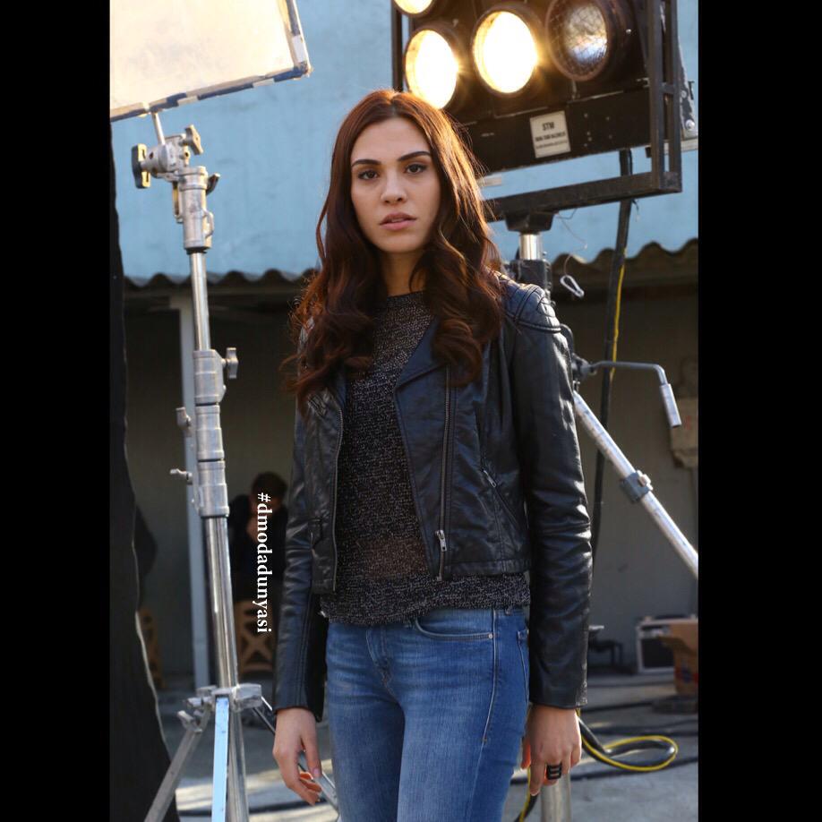 DmodaDunyasi's tweet photo. Derya'nın kazağı @sisley_fashion jeanı @mavi  deri ceketi @hmturkiye #dmodadunyasi #derya #20bolum #SerefMeselesi http://t.co/HJSnfasDTj
