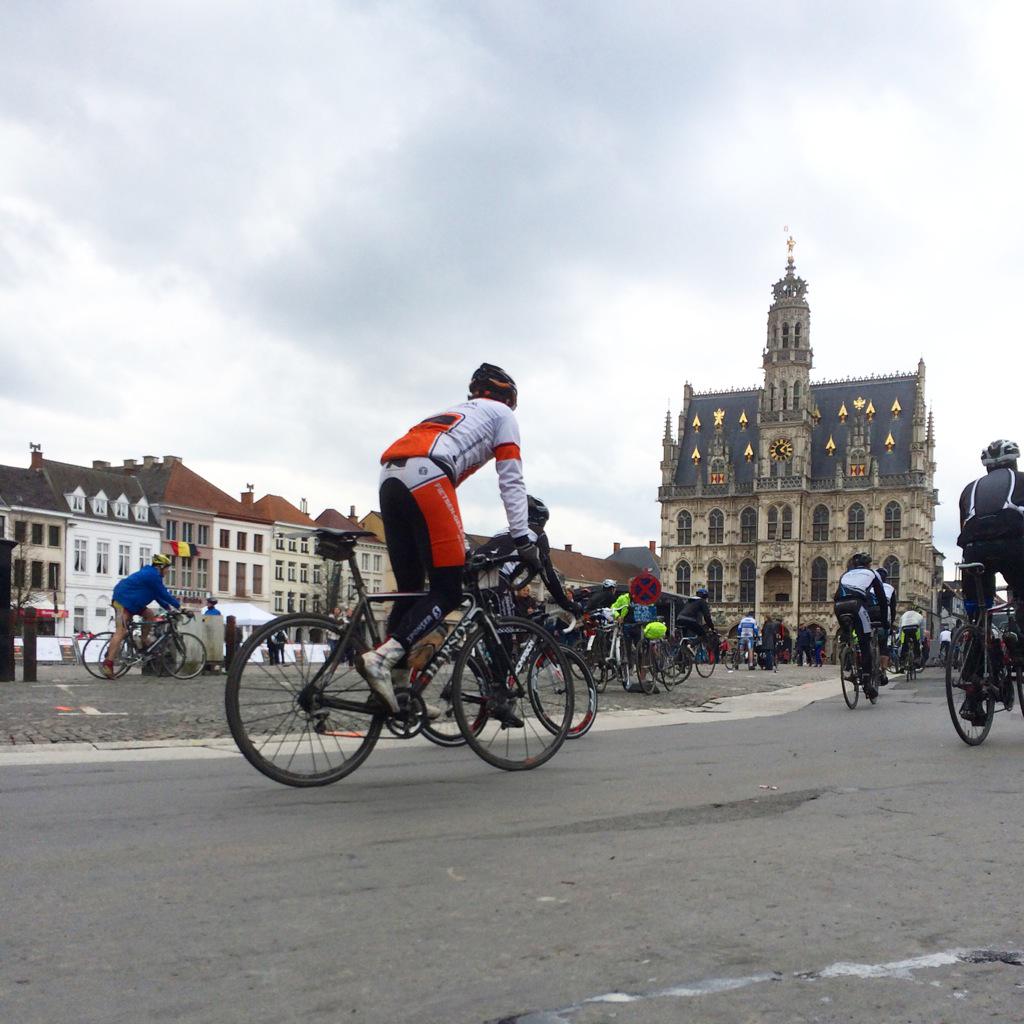 igerscycling's tweet photo. The suggestive passage through the center of Oudenaarde | Tour of Flanders #fiandre2015  @turismofiandre http://t.co/amJrFDqasW