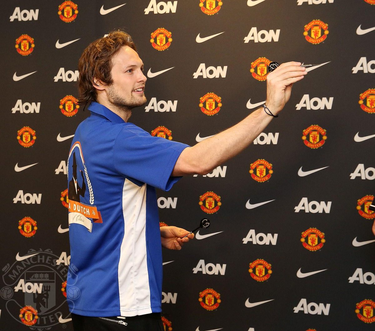 ManUtd's tweet photo. Double Dutch #mufc darts action as Robin van Persie &amp; Raymond van Barneveld take on Daley Blind &amp; Michael van Gerwen. http://t.co/QOPRDNptqH