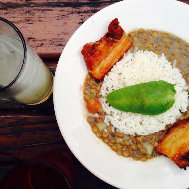 #RecetaFarcedo de hoy: Lentejas, arroz basmati, aguacate y panceta frita. Inspirada en <a href="/BatangaHouston/">Batanga</a>  #Farcedo