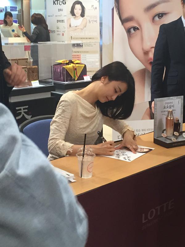 여배우들은 진짜..너무..예뻐..RT <a href="/today7904/">jslee</a>: 지난 주 금요일 롯데백화점 갔다가 동인비 모델 박하선씨 만나서 사인 받았어요! 진짜 실물이 더 이쁘더라는...ㅠ박하선씨보고 혹해서 화장품도 사버렸다는ㅠ