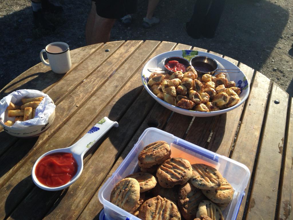 Lincolnlabchat's tweet image. #v15foodandwine another awesome morning tea @peregrinewines Sausie rolls and home baking. #feedthebacks