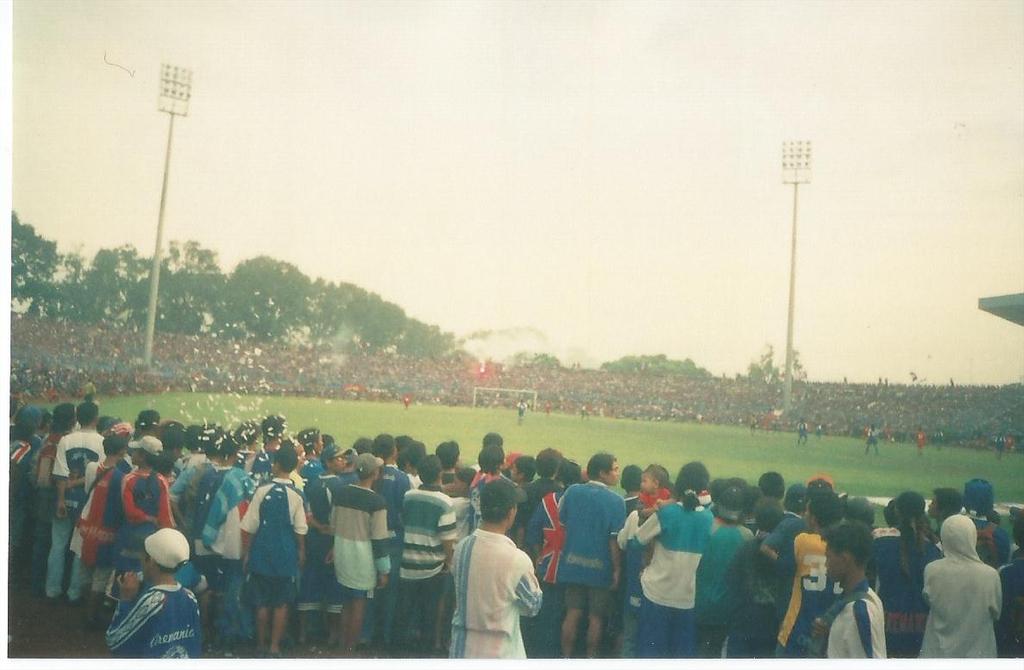 arema_98's tweet photo. RT: Late Post Gajayana tahun.... &amp; #OneFlagOnePride (Satu Bendera Satu Kebangaan) Kanjuruan 11Sep13 Arema vs BP draw http://t.co/YtfPibQy4w