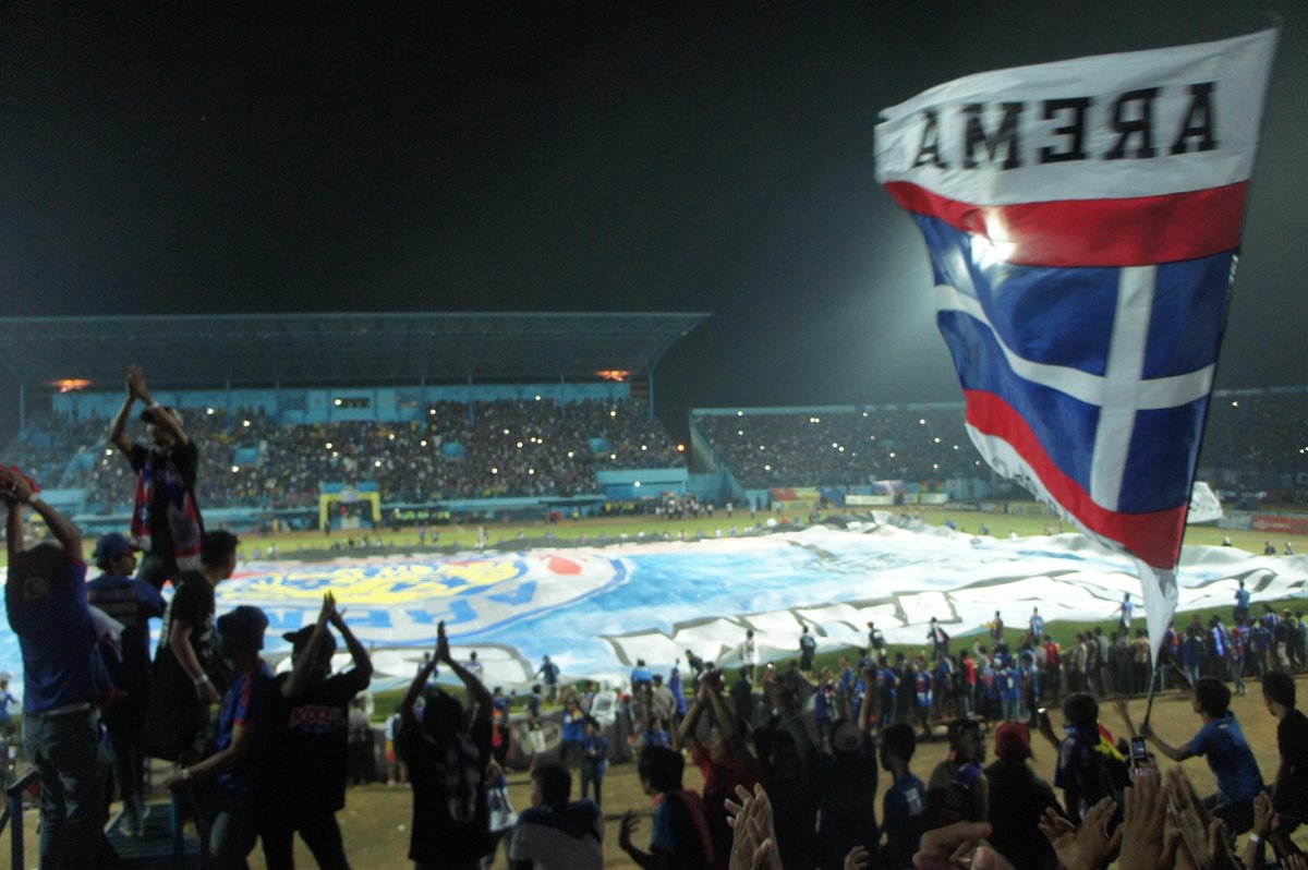 arema_98's tweet photo. RT: Late Post Gajayana tahun.... &amp; #OneFlagOnePride (Satu Bendera Satu Kebangaan) Kanjuruan 11Sep13 Arema vs BP draw http://t.co/YtfPibQy4w