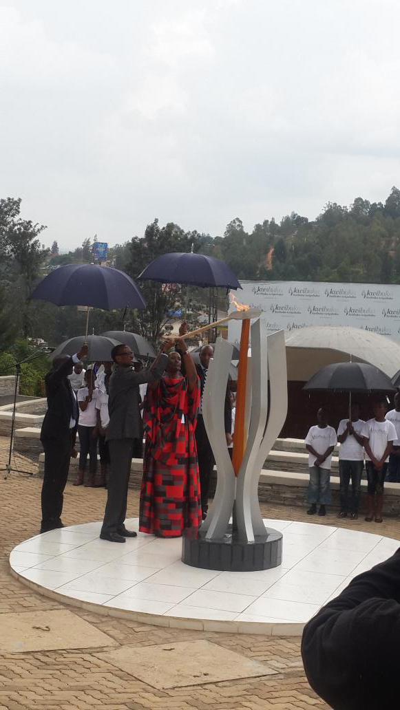 President #Kagame has just lit the  Flame of Remembrance 'Urumuli Rutazima'. #Kwibuka21 #Rwanda