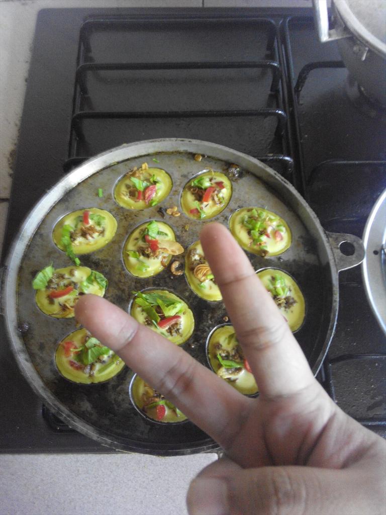 stomhaaaaaaha's tweet photo. "@kudestrong: #hotguyswhocook #dapurchefammar #masterchef #hellskitchen #foodporn #crampie http://t.co/Pcpkbm6ghH"kedekut dagin!