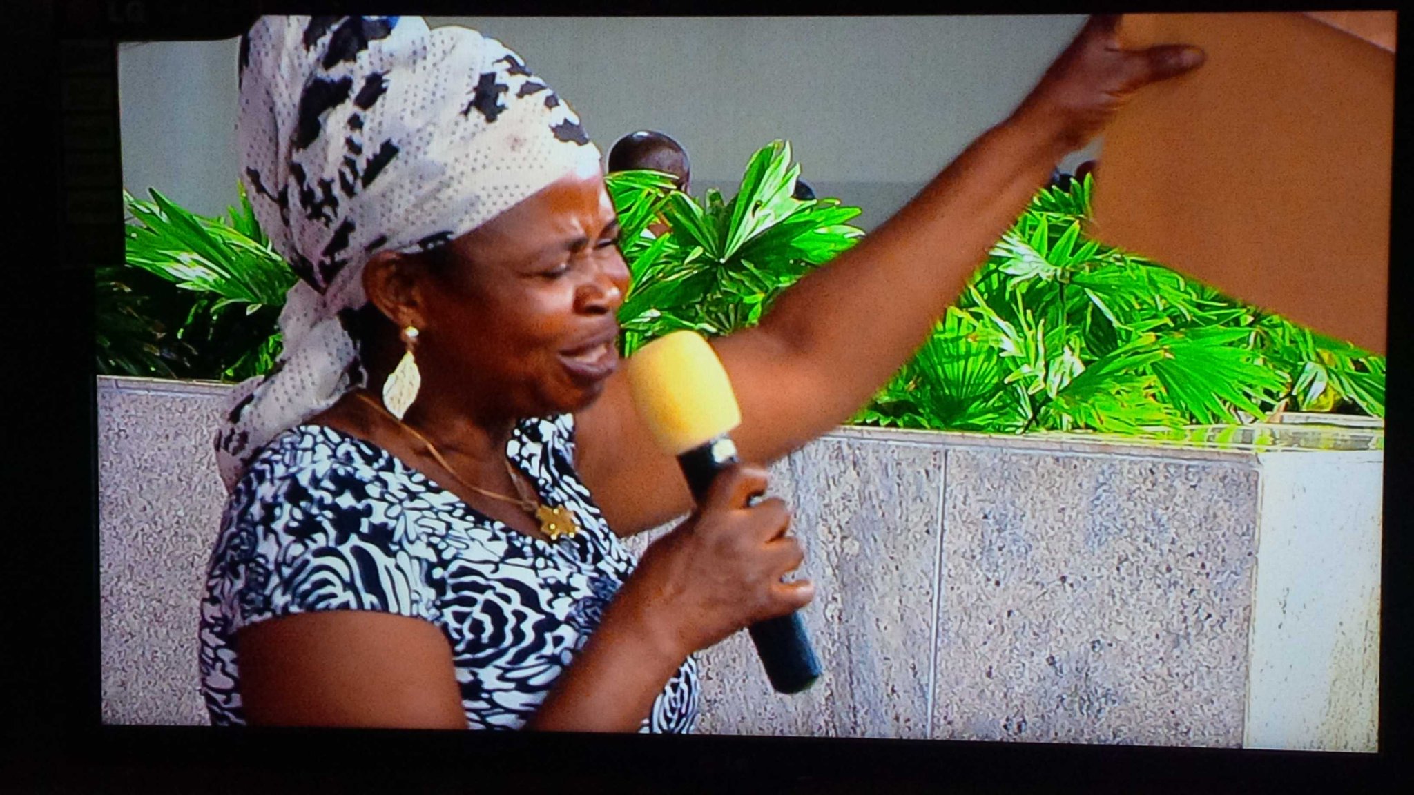 Airport cleaner Josephine Ugwu who returned 12 million Naira gets N680,000 reward! s